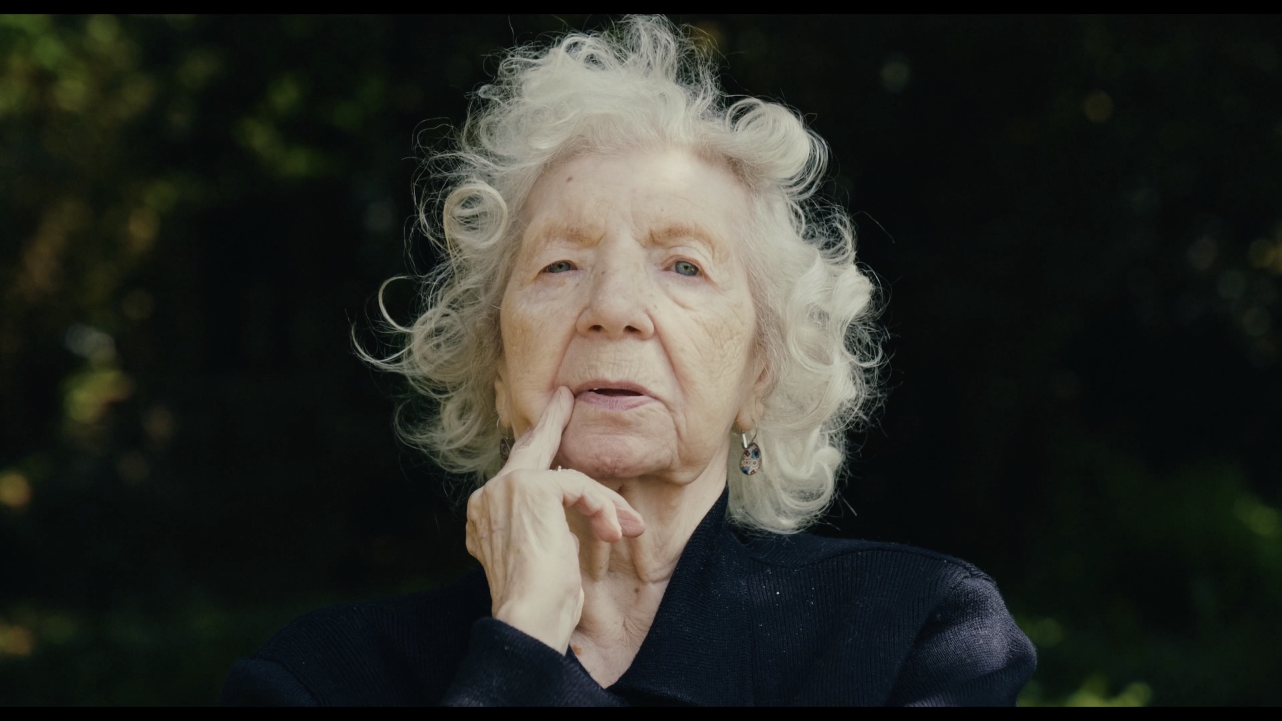 Josette, 93 ans, le regard levé dans la lumière du jardin